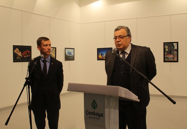 Đại sứ Nga tại Thổ Nhĩ Kỳ bị ám sát ở thủ đô Ankara - VIDEO Đại sứ Nga, ông Andrei Karlov đang phát biểu trong buổi triển lãm