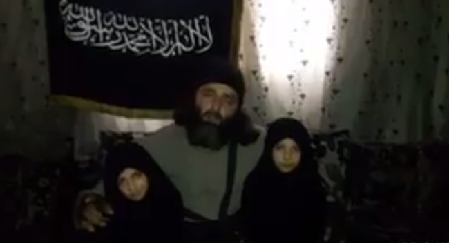 Video: Kinh hoàng chiến binh thánh chiến Syria đưa con gái đi đánh bom tự sát Chiến binh thánh chiến Al Nusra và hai con gái trước khi đẩy chúng vào cái chết