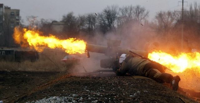 Chiến sự Ukraine: Hàng trăm lính Kiev chết, bị thương tại chảo lửa Debaltsevo (video) Binh sĩ lực lượng Lugansk sử dụng tên lửa chống tăng ATGM