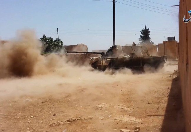 Chiến sự Syria: Sập bẫy IS, quân đội Thổ Nhĩ Kỳ bỏ xe tăng chạy tháo thân Giao chiến giữa IS với quân đội Thổ Nhĩ Kỳ