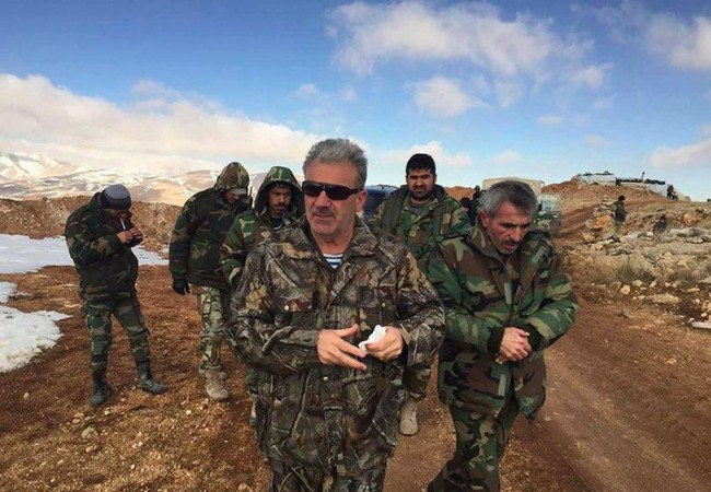 Chiến sự Syria: Trận chiến ngoại ô Damascus tăng nhiệt (video) Sĩ quan chỉ huy sư đoàn cơ giới số 4 quân đội Syria trên chiến trường ngoại ô Damascus