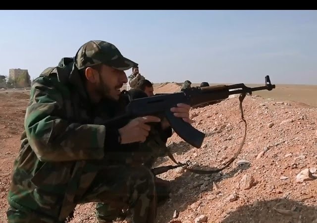 Trận chiến Palmyra: Quần nhau với IS, quân đội Syria chờ viện binh thiện chiến (video) Binh sĩ quân đội Syria phòng ngự trên chiến trường sân bay T-4, Palmyra