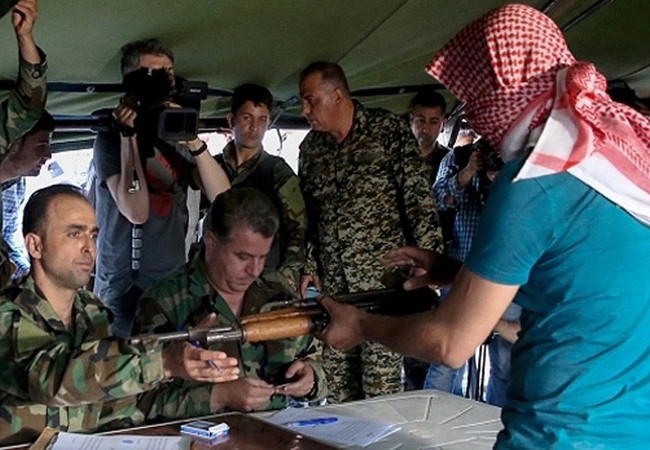 Trận chiến Syria: Hàng trăm chiến binh nổi dậy quy hàng, xin gia nhập quân đội chính phủ Chiến binh nổi loạn giao nộp vũ khí đầu hàng ở vùng ngoại ô Damascus