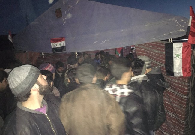 Chiến sự Syria: 300 phiến quân thánh chiến hạ súng đầu hàng ở ngoại vi Damascus Những chiến binh nổi dậy vùng Wadi Barada nộp vũ khí đầu hàng