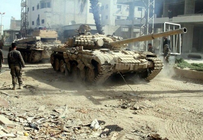 Quân đội Syria tấn công, diệt hơn 10 xe bọc thép và hàng chục chiến binh IS Binh sĩ và tăng thiết giáp lực lượng Vệ binh Cộng hòa ở Deir ez Zor