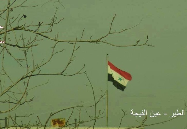 Quân đội Syria tấn công, đoạt lại nguồn nước cho Damascus (video) Lá cờ Syria treo cao trong thị trấn