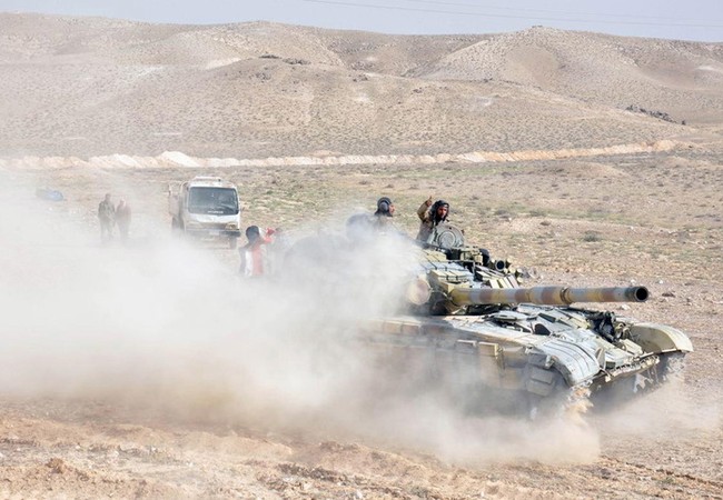 Chiến sự Palmyra: Trực thăng Nga càn quét, quân đội Syria phản công IS Xe tăng quân đội Syria trên chiến trường Palmyra