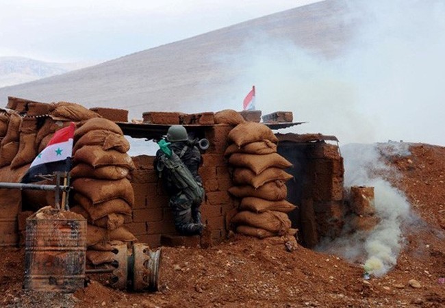 Trận chiến Deir Ezzor: Quân đội Syria ác chiến phá vây IS (video) Binh sĩ quân đội Syria chiến đấu trên chiến trường Deir Ezzor