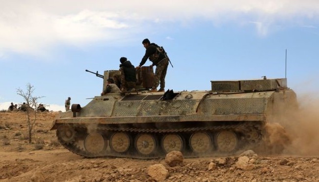 Quân đội Syria bẻ gãy đợt tấn công ồ ạt của IS ở Palmyra Binh sĩ quân đội Syria tấn công trên sa mạc Palmyra