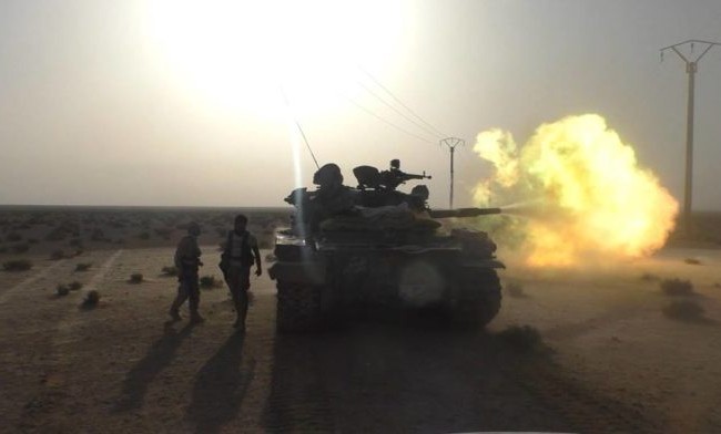 Quân đội Syria mở rộng tấn công từ sân bay chiến lược (video) Xe tăng quân đội Syria chiến đấu trên chiến trường Palmyra