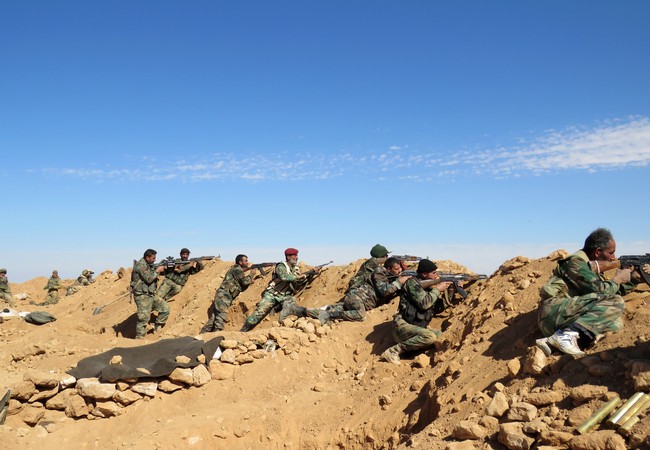 Chảo lửa Deir Ezzor: Quân đội Syria tiêu diệt 500 tay súng IS (video) Quân đội Syria phòng thủ trên chiến trường Deir Ezzor