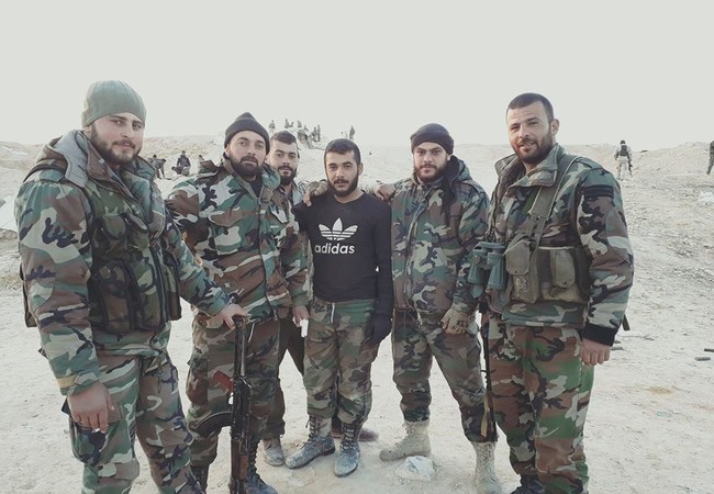 Chiến sự Palmyra: Quân đội Syria đột phá, đánh chiếm ngọn núi chiến lược (video) Binh sĩ quân đội Syria trên chiến trường sa mạc tỉnh Homs