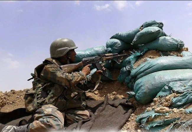 Quân đội Syria bẻ gãy cuộc tấn công của IS đánh vào Deir Ezzor Binh sĩ Syria chiến đấu trên chiến trường Deir Ezzor