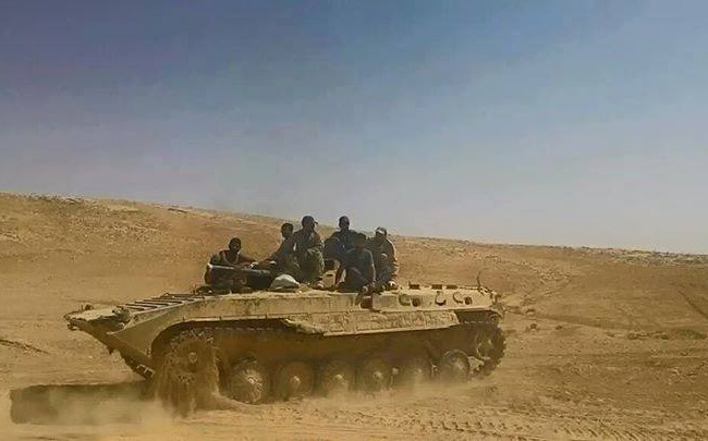 Trận chiến Syria: Tên lửa diệt gọn nhóm khủng bố, thủ lĩnh phiến quân tử trận Binh sĩ quân đội Syria tiến công trên chiến trường tỉnh Homs, vùng Palmyra
