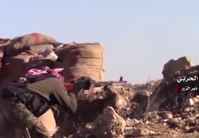 Trận chiến Deir Ezzor: Quân đội Syria ác chiến phá vây IS Binh sĩ Syria chiến đấu trên chiến trường Deir Ezzor