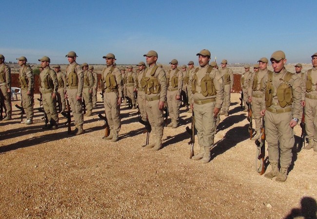 Chiến sự Syria: IS tuyên bố gây thương vong lớn cho dân quân người Kurd Những tân binh người Kurd chuẩn bị ra chiến trường