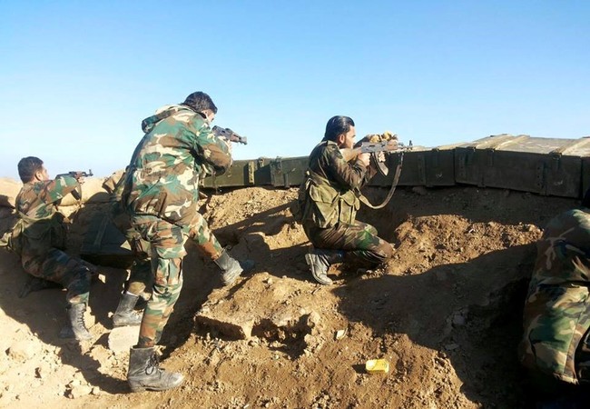 Chiến sự Deir Ezzor: Hàng chục phiến quân IS bị bom thông minh diệt gọn Quân đội Syria phòng ngự trên chiến trường Deir Ezzor