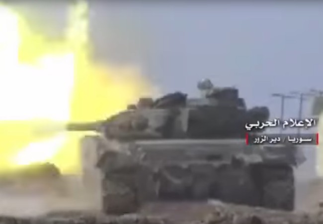 Chảo lửa Deir Ezzor: Nga trút mưa bom, Vệ binh Syria tấn công phá vây IS (chùm video) Xe tăng quân đội Syria tấn công trên chiến trường Deir Ezzor