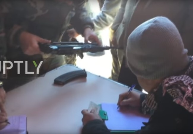 Chiến sự Syria: Hàng trăm phiến quân nộp súng đầu hàng ở Damascus (video) Chiến binh nổi dậy giao nộp vũ khí cho quân đội Syria