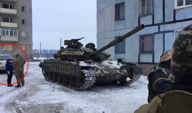 Xe tăng Ukraine tiến vào Donetsk (Video) Xe tăng lực lượng quân sự Kiev, phái sau là xe của OSCE