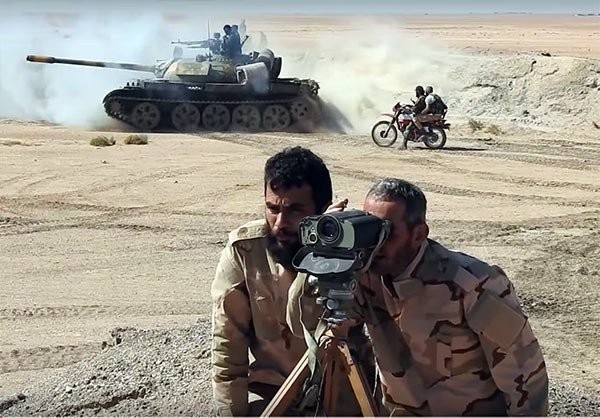 Chiến sự Pamyra: Quân đội Syria phá vây IS, quyết tái chiếm thành cổ Binh sĩ quân đội Syria tấn công trên chiến trường Palmyra