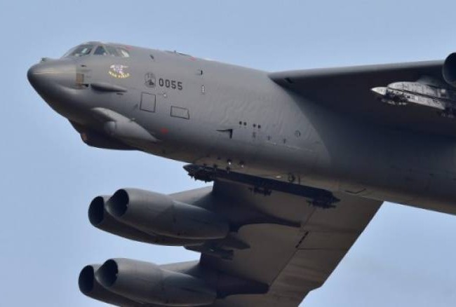 Không quân Mỹ tấn công, diệt hàng chục chiến binh Al-Qaeda Syria (video) Máy bay ném bom rải thảm Mỹ B-52 không kích ở Syria