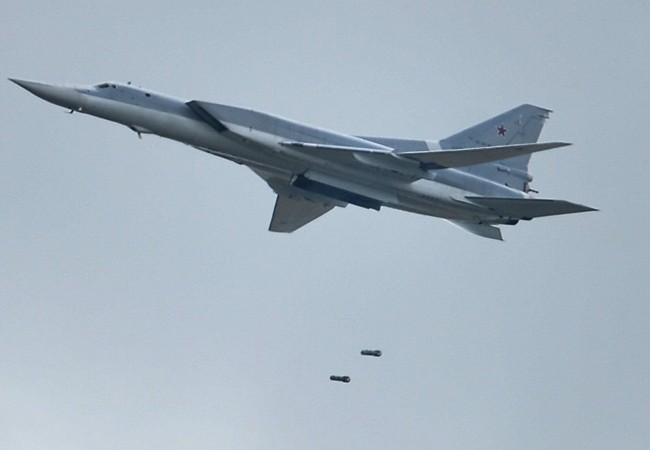 Chảo lửa Deir Ezzor: Phi đội Tu-22M3 Nga lại giáng sấm sét vào IS (video) Máy bay ném bom Tu-22M3 không kích ác liệt Deir Ezzor