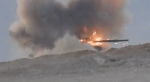 Chiến sự Syria: Tên lửa phiến quân “bó tay” trước xe tăng T-62M (video) Chiếc T-62M của quân đội Syria trúng tên lửa chống tăng