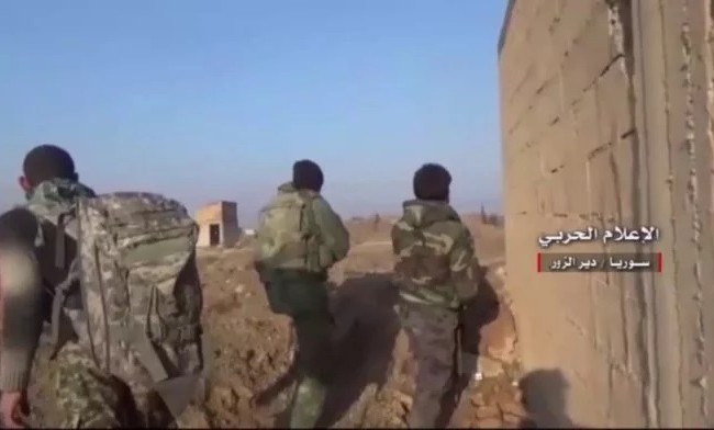 Chảo lửa Deir Ezzor: Quân đội Syria tấn công phá vây IS (video) Binh sĩ quân đội Syria chiến đấu trên chiến trường Deir Ezzor