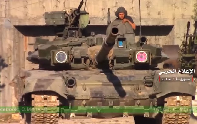 Xe tăng T-90K Nga khai hỏa diệt phiến quân Syria ở Aleppo (video) Chiếc xe tăng T-90K trên đường ra chiến tuyến ở Aleppo