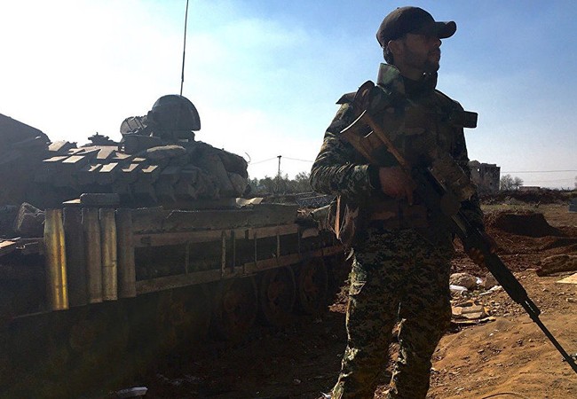 Chiến sự Syria: Thổ Nhĩ Kỳ bại trận trước IS, chuyển hướng tấn công người Kurd Binh sĩ quân đội Syria trên chiến trường Daraa