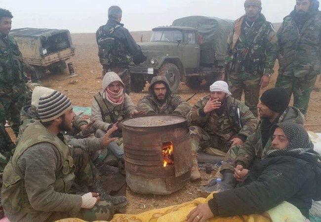 Chiến sự Syria: Quân Assad uy hiếp Palmyra, tướng Thổ nhầm tưởng đã chiếm sào huyệt IS Binh sĩ Syria trên vùng sa mạc cách thành phố cổ Palmyra 22 km