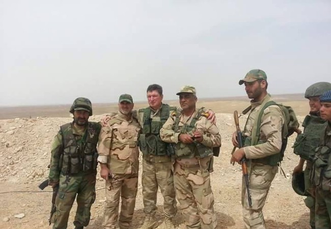 Chiến sự Palmyra: Quân Assad đánh bật IS khỏi chiến tuyến, hướng về thành cổ (video) Một nhóm binh sĩ và quân tình nguyện Syria trên chiến trường Palmyra