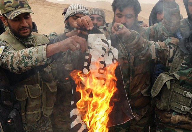 Quân đội Syria tạo bàn đạp, tấn công tái chiếm Palmyra từ tay IS Binh sĩ quân tình nguyện Syria ăn mừng sau một trận đánh thắng IS