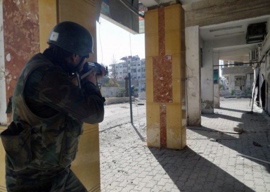 Quân đội Syria phóng tên lửa, chôn vùi hàng chục phiến quân ở ngoại vi Damascus Binh sĩ quân đội Syria chiến đấu trên địa phận thị trấn Jobar