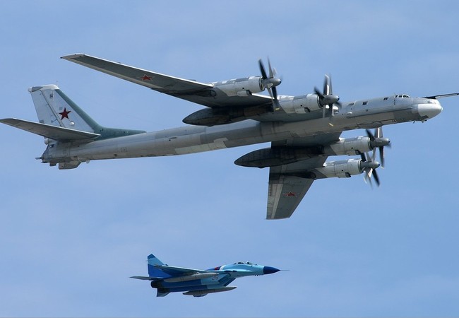 Phi đội Tu-95MS Nga giáng đòn tên lửa vào “thủ đô” IS (video) Máy bay ném bom chiến lược Tu-95MS không kích ở Syria