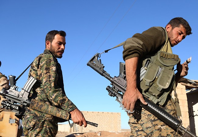 Chiến sự Syria: Người Kurd đánh chiếm 7 làng gần “thủ đô” IS (video) Những chiến binh thuộc lực lượng SDF trên vùng chiến sự tỉnh Raqqa