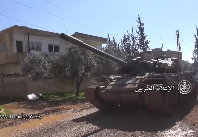 Chảo lửa Daraa: Quân Assad hỗn chiến với IS và phiến quân Hồi giáo Xe tăng quân đội Syria trên chiến trường thành phố Daraa