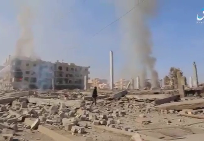Chiến sự Syria: Không quân Mỹ đánh phá ác liệt Thành phố Raqqa bị tàn phá trong các cuộc không kích