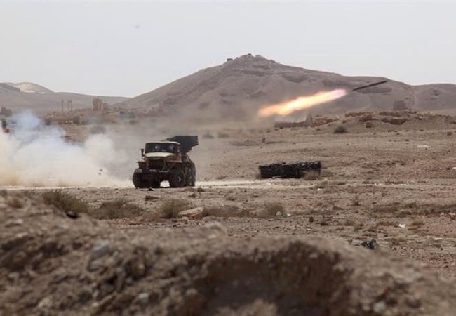 Quân đội Syria tăng viện, tấn công áp sát thành cổ Palmyra Pháo binh quân đội Syria pháo kích trên chiến trường Palmyra