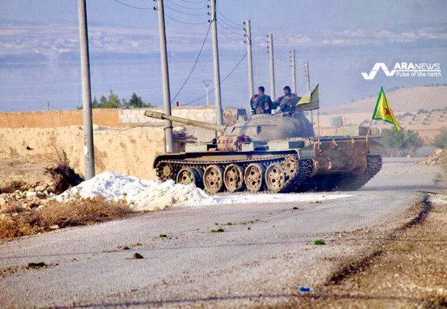 Dân quân Kurd liên tục tấn công IS, chỉ còn cách Deir Ezzor 50 km Xe tăng của lực lượng dân quân người Kurd trên hướng tiến về Deir Ezzor