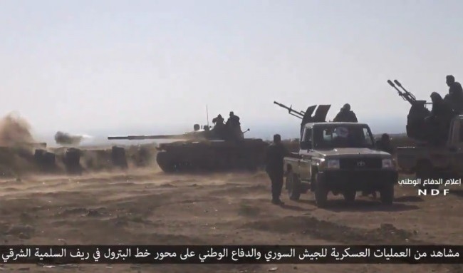 Video: Chiến đấu cơ Nga yểm trợ quân đội Syria tấn công IS Một nhóm chiến sĩ thuộc lực lượng vũ trang địa phương NDF ở Hama