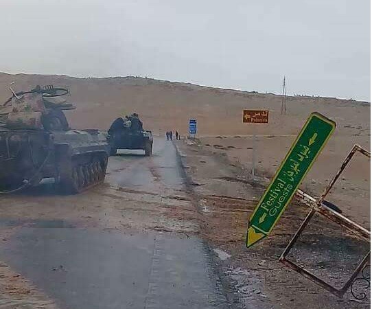 Trận chiến Palmyra: Quân đội Syria đập tan tuyến phòng ngự, IS rút lui tránh bị tiêu diệt Xe tăng quân đội Syria tiến về hướng thành phố Palmyra