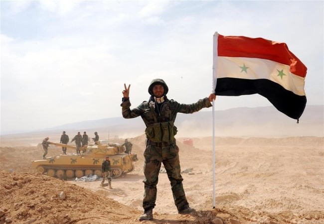 Trận chiến Palmyra: Quân đội Syria đập tan IS, rầm rập kéo vào thành phố (video) Binh sĩ quân đội Syria trên chiến trường Palmyra