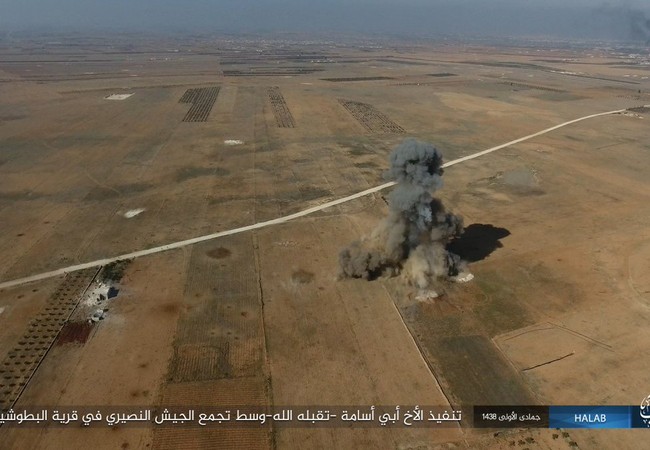 “Hổ Syria” thổi bay 10 xe bom tự sát phiến quân IS (video) Một xe bom tự sát bị phá hủy từ trên không trên chiến trường Aleppo