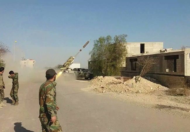 Quân đội Syria ồ ạt dội hỏa lực vào phiến quân quận ngoại ô Damascus Quân đội Syria phóng tên lửa mặt đất vào quận Al-Qaboun