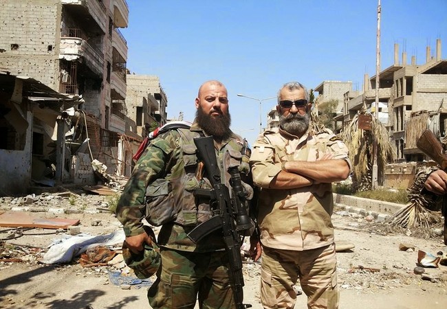 Trận chiến Deir Ezzor: Quân đội Syria phá vây, diệt hàng chục tay súng IS Chuẩn tướng Issam Zahreddine và binh sĩ quân đội Syria trên chiến trường thành phố bị bao vây Deir Ezzor