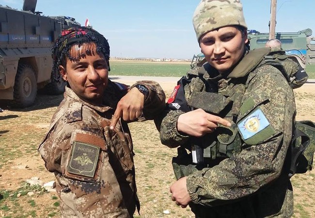 Chiến sự Syria: Quân Nga cắm chốt tại Manbij chặn bước Thổ Nhĩ Kỳ Quân cảnh Nga và chiến binh người Kurd trên vùng ngoại ô thành phố ManBij