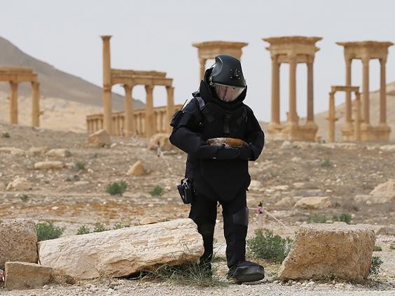 IS nguy cơ sụp đổ, đánh bom khủng bố kinh hoàng tại Damascus Công binh Nga trên khu vực thành phố cổ Palmyra
