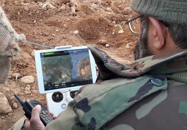 Chiến sự Syria: Quân Assad đánh bật phiến quân, chiếm nhiều vị trí then chốt tại Damascus Sĩ quan quân đội Syria sử dụng drone điều khiển hỏa lực trong quận Al-Qaboun, ngoại ô Damascus